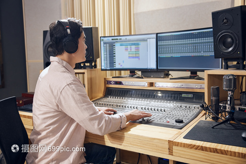 錄音棚調控室男性調音師辦公