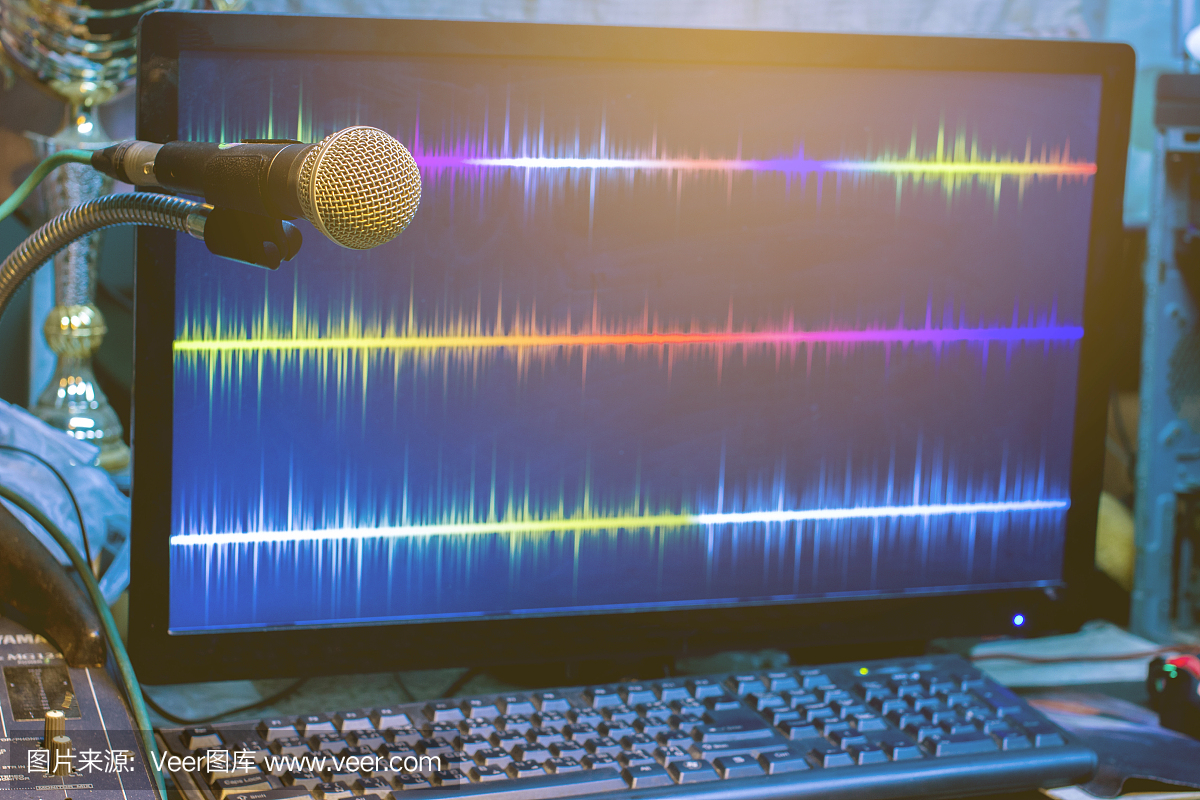 電腦錄音室的麥克風。