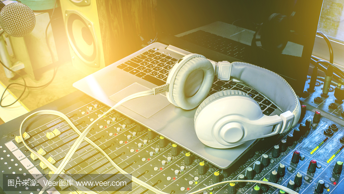 在錄音室監聽耳機。