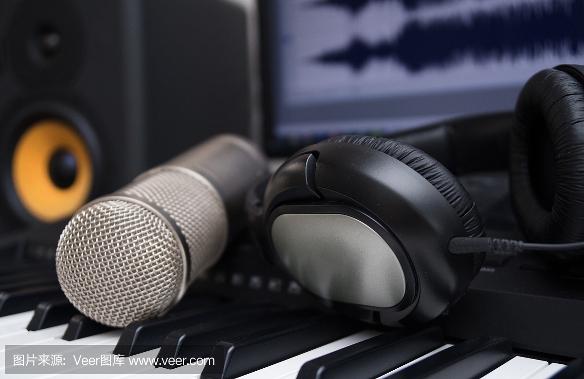 混頻器,電容麥克風和專業監視器。家庭音樂工作室的概念。