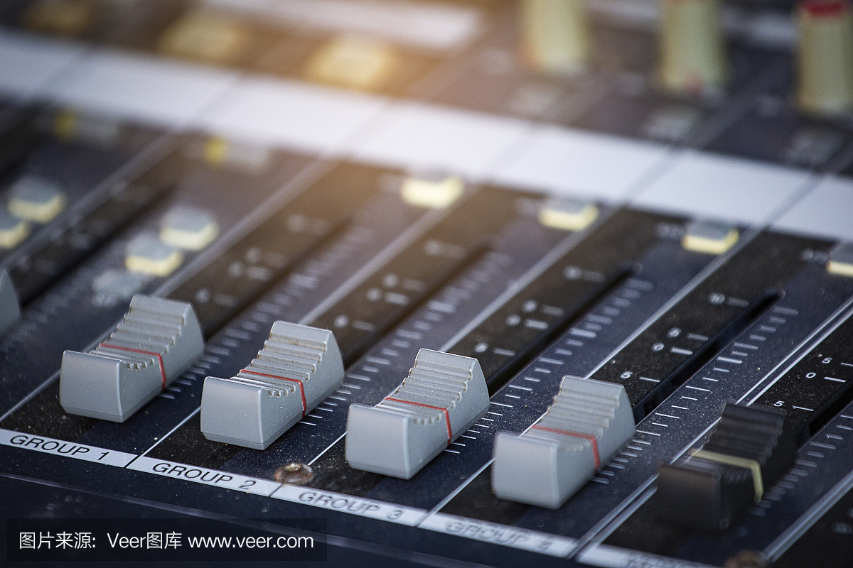 幻燈片調(diào)節(jié)音頻混音器的音量。工作室錄音設(shè)備